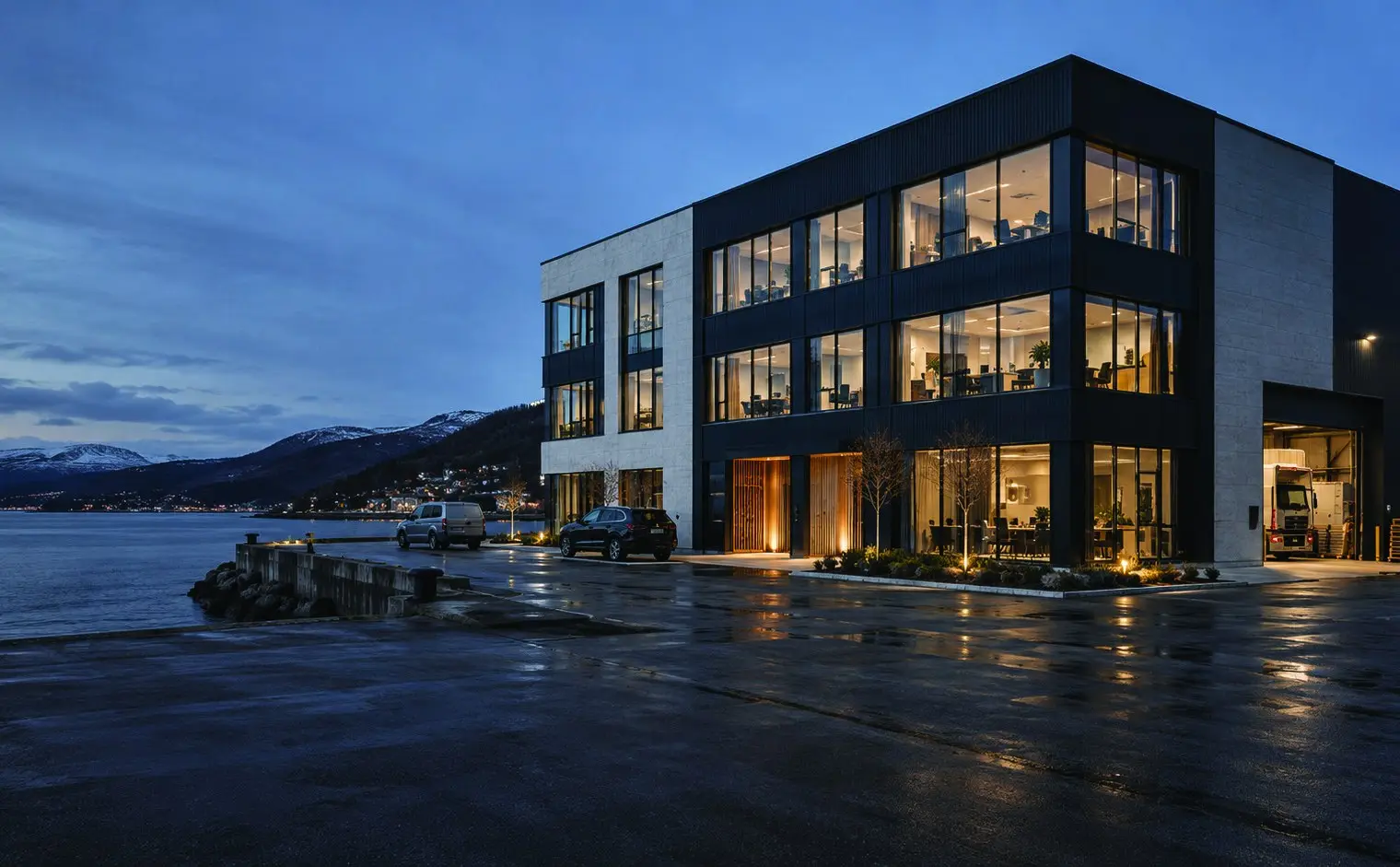 Næringsbygg ved sjøen i blåtimen (illustrasjon)